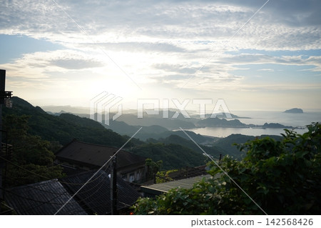 從台灣九座眺望山脈和大海的日落美景 從台灣九座眺望山脈和大海的日落美景 142568426