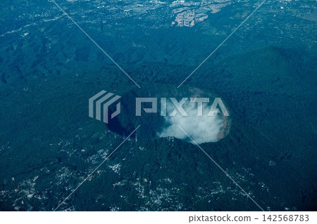 墨西哥城附近的火山口和被森林覆蓋的雲層 墨西哥城附近的火山口和被森林覆蓋的雲層 142568783