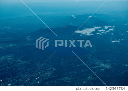 從空中俯瞰墨西哥城附近的湖泊和山脈。 從空中俯瞰墨西哥城附近的湖泊和山脈。 142568784