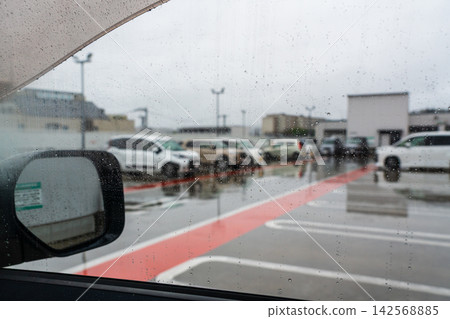 下雨的超市屋頂停車場 下雨的超市屋頂停車場 142568885
