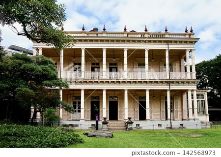 從原岩崎宅邸花園一側可以看到西式建築南側的全景,其特色是美麗的陽台和柱廊。 從原岩崎宅邸花園一側可以看到西式建築南側的全景,其特色是美麗的陽台和柱廊。 142568973