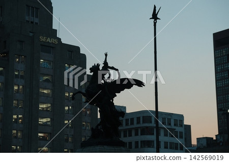 墨西哥城歷史街區美術宮前的飛馬雕像。 墨西哥城歷史街區美術宮前的飛馬雕像。 142569019