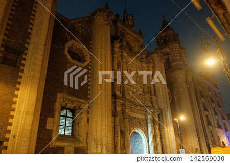 The Sagrario Metropolitano and Mexico City streetlights at night in the historic district The Sagrario Metropolitano and Mexico City streetlights at night in the historic district 142569030