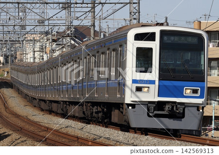 西武 6000 系列列車 6113F 在小手差和西所澤之間運行。 西武 6000 系列列車 6113F 在小手差和西所澤之間運行。 142569313
