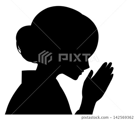 一位身著傳統日式服裝的女性的剪影，雙手交握 142569362