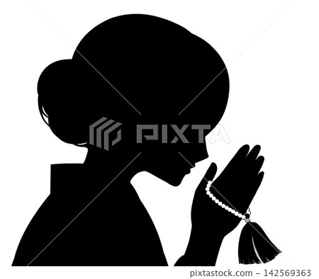 一位身著傳統日式服裝的女性的剪影,雙手交握 一位身著傳統日式服裝的女性的剪影,雙手交握 142569363