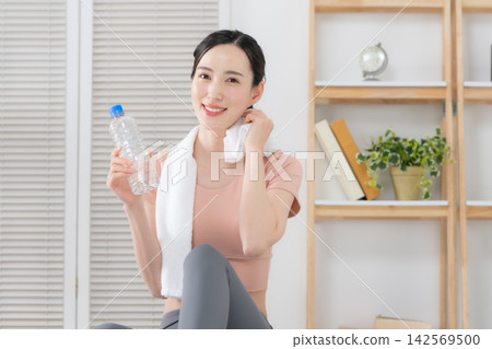 女性伸展 女性伸展 142569500
