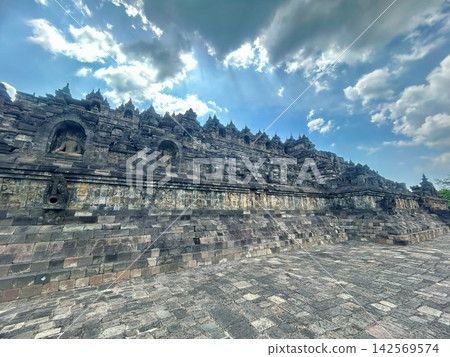 位於印尼日惹的婆羅浮屠寺是世界遺產,也是拍攝 Instagram 照片的絕佳地點。 位於印尼日惹的婆羅浮屠寺是世界遺產,也是拍攝 Instagram 照片的絕佳地點。 142569574