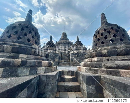 位於印尼日惹的婆羅浮屠寺是世界遺產,也是拍攝 Instagram 照片的絕佳地點。 位於印尼日惹的婆羅浮屠寺是世界遺產,也是拍攝 Instagram 照片的絕佳地點。 142569575