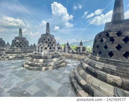 位於印尼日惹的婆羅浮屠寺是世界遺產，也是拍攝 Instagram 照片的絕佳地點。 142569577