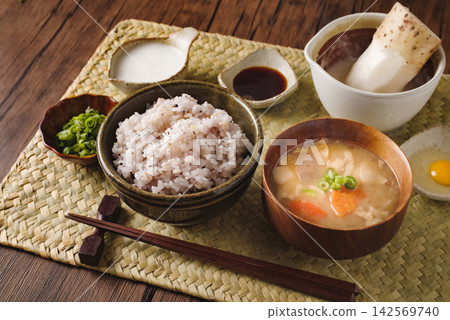 雜糧飯和豬肉味噌湯的特寫鏡頭 雜糧飯和豬肉味噌湯的特寫鏡頭 142569740