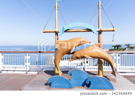 海螢火蟲的海豚雕塑 海螢火蟲的海豚雕塑 142569849