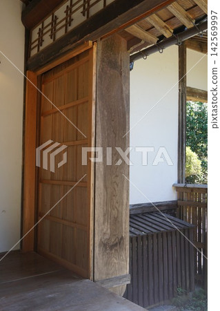 The box-shaped section where sliding doors are stored is called a "door pocket." The box-shaped section where sliding doors are stored is called a "door pocket." 142569997