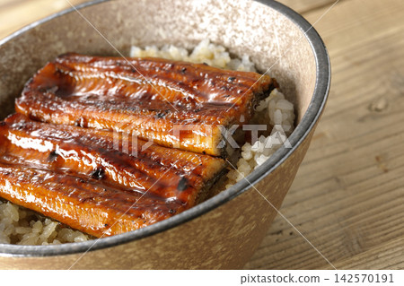 一張鰻魚飯（鰻魚蓋飯）單人份照片。 142570191