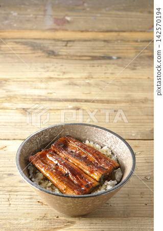 一張鰻魚飯(鰻魚蓋飯)單人份照片。 一張鰻魚飯(鰻魚蓋飯)單人份照片。 142570194