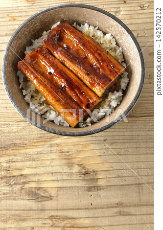 一張鰻魚飯（鰻魚蓋飯）單人份照片。 142570212