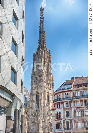 Majestic Gothic South Tower of St Stephen's Cathedral in Vienna Majestic Gothic South Tower of St Stephen's Cathedral in Vienna 142571069