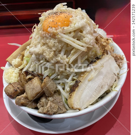 太棒了！加了所有食材的次郎風味拉麵。 142571239