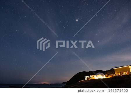 享受豪華露營的樂趣：在星空和大海的環繞下度過一個特別的夜晚。 142571400