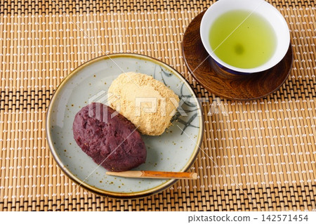 Botamochi (rice cake covered in sweet bean paste), Kinako Ohagi (rice cake covered in roasted soybean flour) Botamochi (rice cake covered in sweet bean paste), Kinako Ohagi (rice cake covered in roasted soybean flour) 142571454