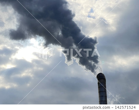 工業煙囪大量排放廢氣,造成黑煙和空氣污染。 工業煙囪大量排放廢氣,造成黑煙和空氣污染。 142571524