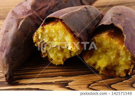 Delicious roasted sweet potato 142571549