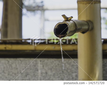 日本傳統的水源,水從竹製水龍頭流出。 日本傳統的水源,水從竹製水龍頭流出。 142571720