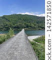 四萬十川的潛水橋和鬱鬱蔥蔥的山脈 142571850