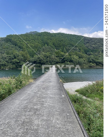 四萬十川的潛水橋和鬱鬱蔥蔥的山脈 四萬十川的潛水橋和鬱鬱蔥蔥的山脈 142571850