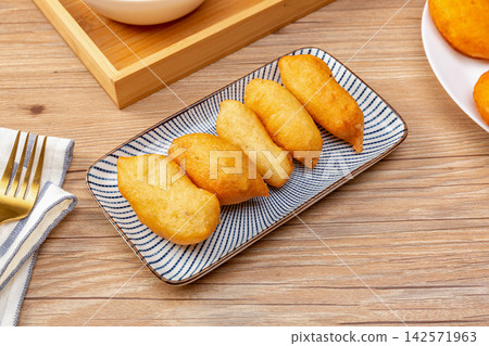 traditional Chinese Scallion Flavored Mini Fried Dough Buns, Savory Breakfast Oil Motou traditional Chinese Scallion Flavored Mini Fried Dough Buns, Savory Breakfast Oil Motou 142571963