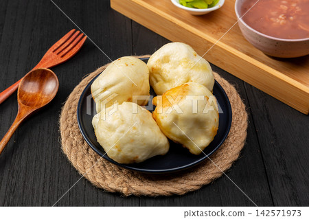 pan-Fried Beef Buns (Sheng Jian Bao), Traditional Chinese Street Food Dumplings pan-Fried Beef Buns (Sheng Jian Bao), Traditional Chinese Street Food Dumplings 142571973