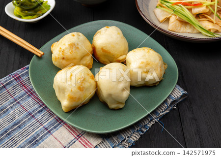 pan-Fried Beef Buns (Sheng Jian Bao), Traditional Chinese Street Food Dumplings pan-Fried Beef Buns (Sheng Jian Bao), Traditional Chinese Street Food Dumplings 142571975