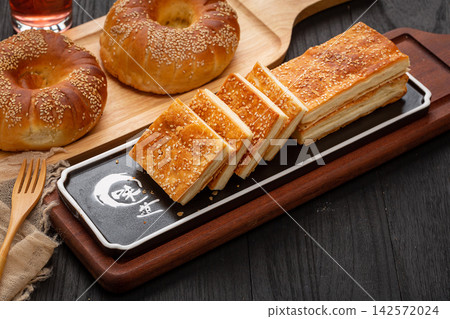 traditional Xinjiang Layered Naan Flatbread, Golden Crispy Roasted Bread with Sesame 142572024