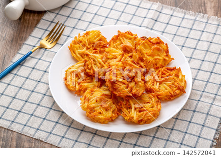 deep fried crispy shredded potato cakes a popular Chinese dim sum snack deep fried crispy shredded potato cakes a popular Chinese dim sum snack 142572041