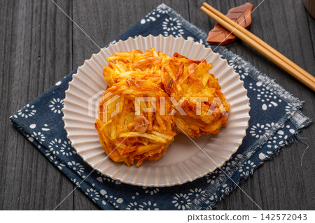 deep fried crispy shredded potato cakes a popular Chinese dim sum snack deep fried crispy shredded potato cakes a popular Chinese dim sum snack 142572043