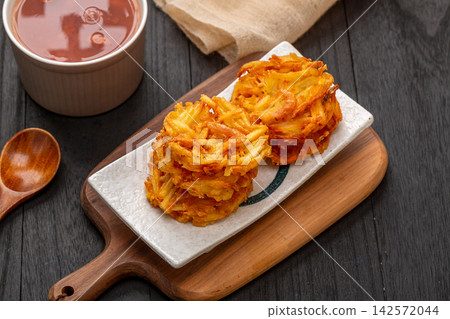deep fried crispy shredded potato cakes a popular Chinese dim sum snack deep fried crispy shredded potato cakes a popular Chinese dim sum snack 142572044