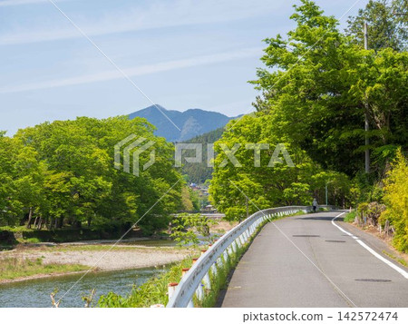 清新綠樹環繞的田園風光 清新綠樹環繞的田園風光 142572474