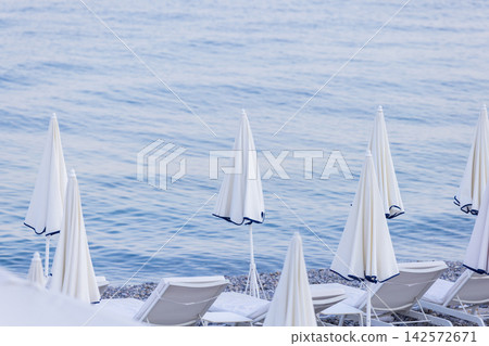 盛夏時節,法國南部尼斯的海灘景色。 盛夏時節,法國南部尼斯的海灘景色。 142572671