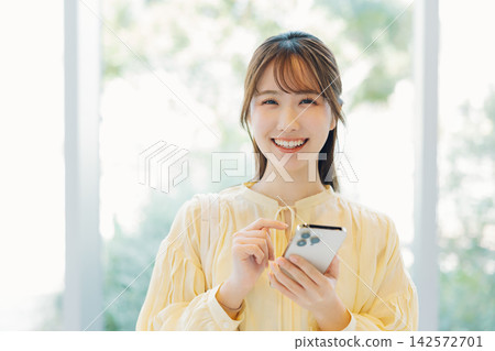 有智能手機的一位小姐 142572701