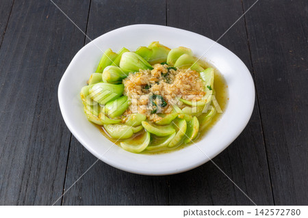 stir-fried bok choy with oyster sauce and minced garlic chinese cuisine stir-fried bok choy with oyster sauce and minced garlic chinese cuisine 142572780