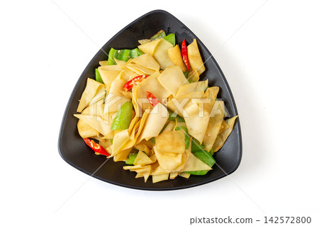 stir-fried tofu skin sheets with green bell pepper vegetarian food 142572800