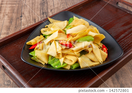stir-fried tofu skin sheets with green bell pepper vegetarian food stir-fried tofu skin sheets with green bell pepper vegetarian food 142572801