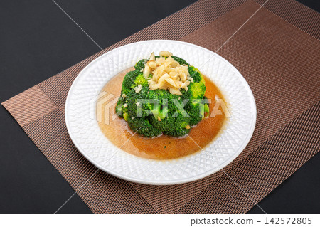 stir-fried broccoli with minced garlic sauce healthy green vegetable stir-fried broccoli with minced garlic sauce healthy green vegetable 142572805