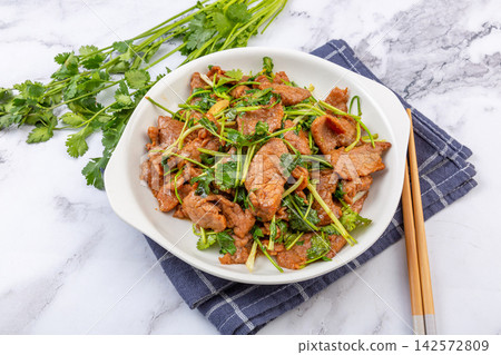 stir-fried Beef with Fresh Cilantro, Authentic Chinese Savory Meat Dish stir-fried Beef with Fresh Cilantro, Authentic Chinese Savory Meat Dish 142572809