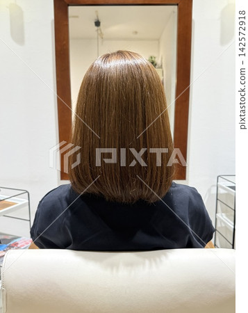 一款光澤亮麗的棕色波波頭髮型 142572918