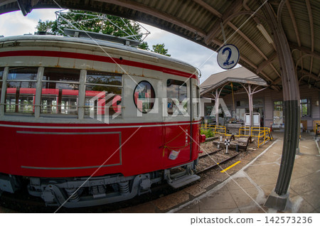 原美濃車站保留了圓形車窗列車的復古外觀。 原美濃車站保留了圓形車窗列車的復古外觀。 142573236