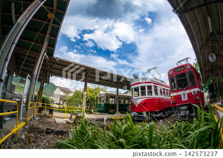 原美濃車站保留了圓形車窗列車的復古外觀。 原美濃車站保留了圓形車窗列車的復古外觀。 142573237
