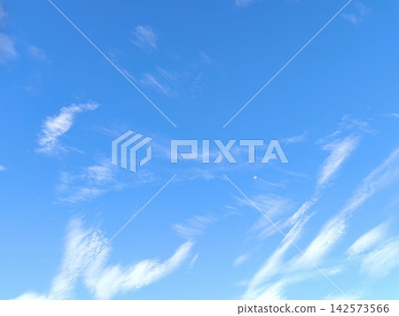 漂浮在藍天上的雲彩 漂浮在藍天上的雲彩 142573566