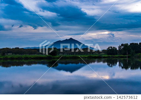 Mount Tsukuba reflected in the waters of the Mochijima Floodplain in Ibaraki Prefecture in the morning. Mount Tsukuba reflected in the waters of the Mochijima Floodplain in Ibaraki Prefecture in the morning. 142573612