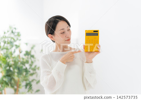 有計算器的婦女 有計算器的婦女 142573735